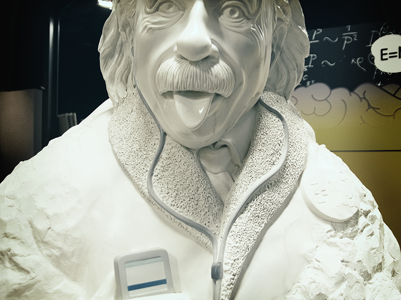 Eine Büste Einsteins mit einem iPod.