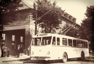 Ein O-Bus im Jahr 149 vor der Wagenhalle in Baesweiler.