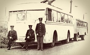 O-Bus Nr. 2 mit Anhänger im Sommer 1944.