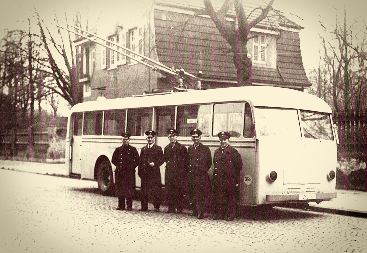 Ein O-Bus im Jahr 1944 auf Testfahrt mit Personal in der Paßstraße in Aache...