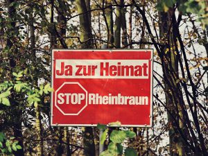 Schild "Ja zur Heimat".