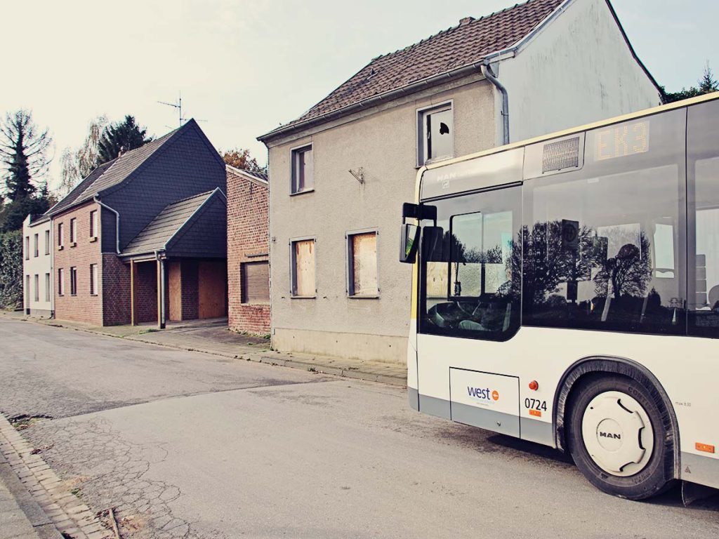 Der Bus rollt durch Borschemich.