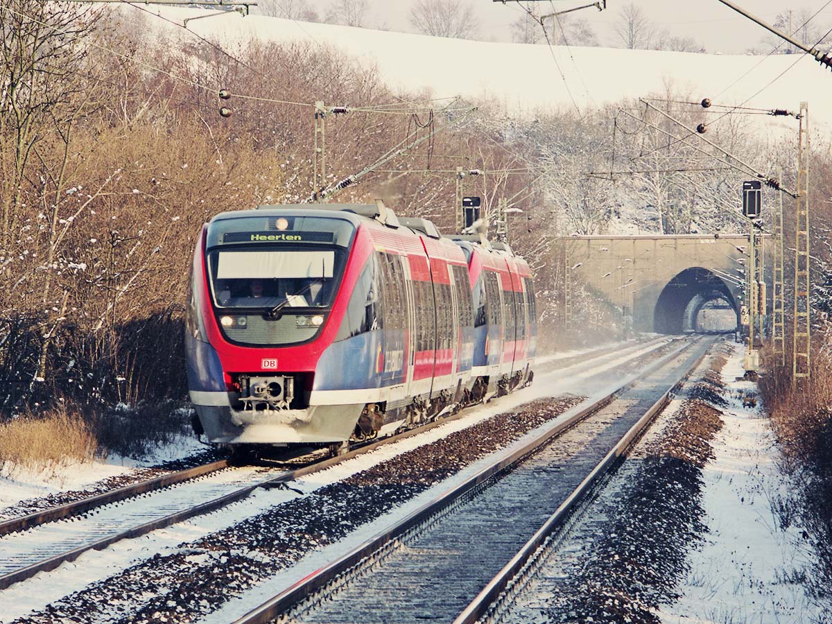 Die euregiobahn im Winter zwischen Stolberg und Eilendorf