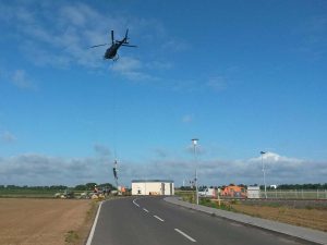 Ein Hubschrauber schwebt über dem Haltepunkt St. Jöris.